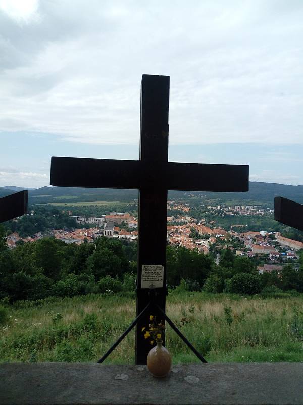 Ludmila Mrázková se vypravila na výlet na Křížovou horu po křížové cestě, navštívila nahoře kapli a pokochala se výhledem na město Český Krumlov.