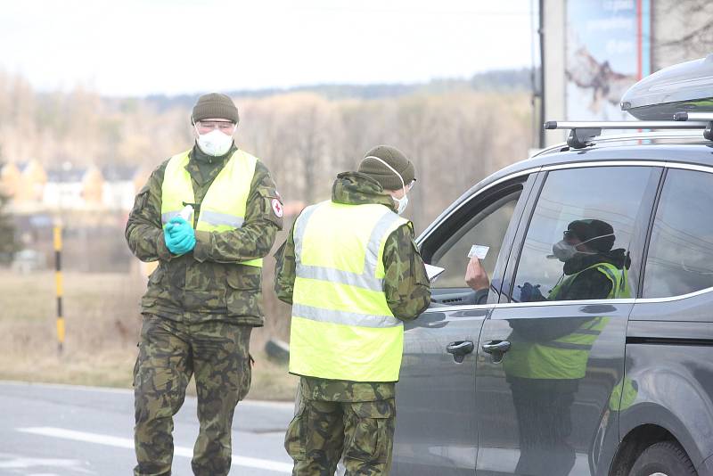 Na hranicích zastavují řidiče policisté. Ve spolupráci s vojáky a hasiči měří cestujícím teplotu a informují je o tom, co mají po příjezdu domů dělat.