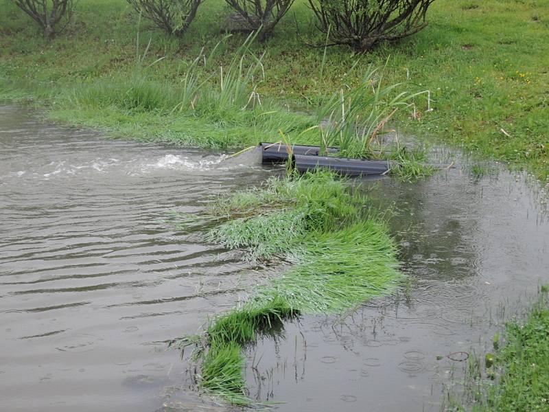 Hasiči SDH Dolní Dvořiště čerpali vodu z rybníčku u kasina, protože voda z něho se vylévala na vozovku.