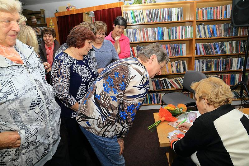 Pěkný večer strávili návštěvníci při besedě se spisovatelkou a herečkou Ivankou Devátou v benešovské knihovně.