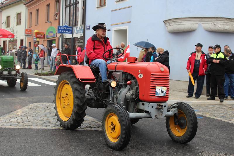 Spanilá jízda traktorů a zemědělské techniky Kaplicí při městských slavnostech.