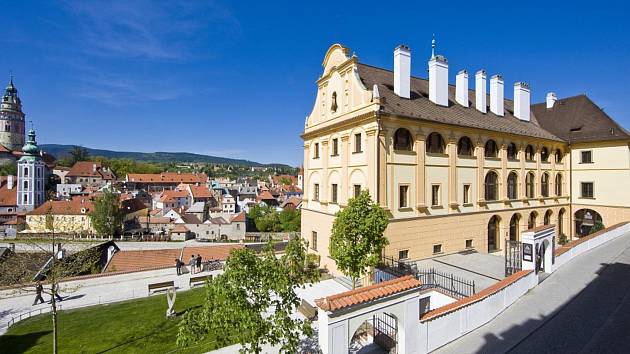 Muzeum sídlí v budově bývalého jezuitského semináře v Horní ulici. Z jeho oken je krásný výhled na centrum města.