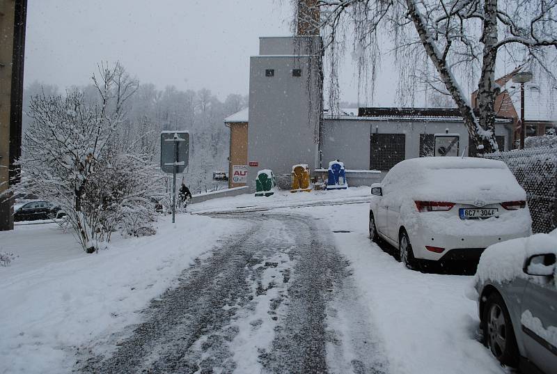 Do zasněženého rána se probudili obyvatelé České Krumlova.