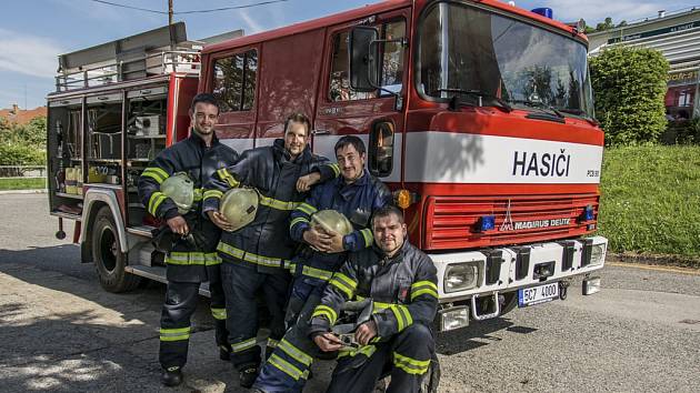 Velešínští hasiči dostali darem hasičskou cisternu. 