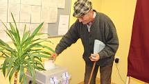 Ve Věžovaté Pláni měli v pátek kvečeru volební účast kolem 35 procent. Odvolit na obecní úřad přišel také o hůlce druhý nejstarší občan Pláně 88letý Karel Čížek.