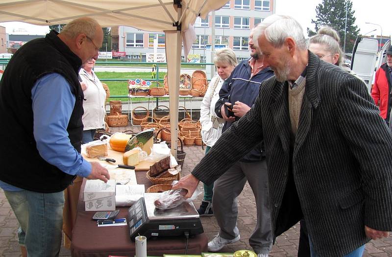 Krumlovské Farmářské trhy najdete nyní v Domoradicích.