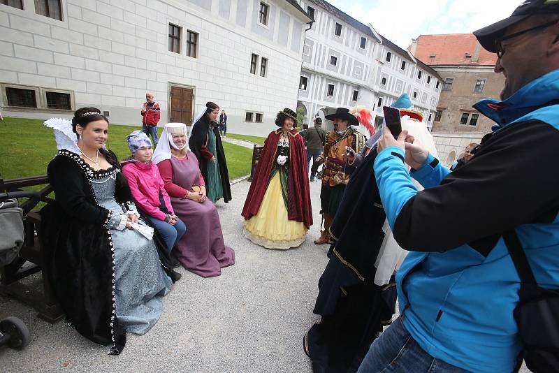 Český Krumlov se probouzí k životu. V sobotu ve dvě hodiny odpolende vyšel historický průvod z pátého zámeckého nádvoří. Zahájil tak kvůli Covidu-19 letos opožděnou sezónu.