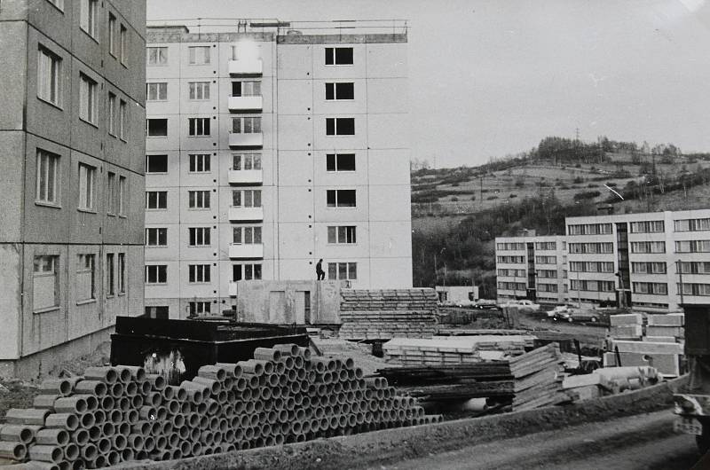 Český Krumlov v 70. letech 20. století. Výstavba sídliště Plešivec II.