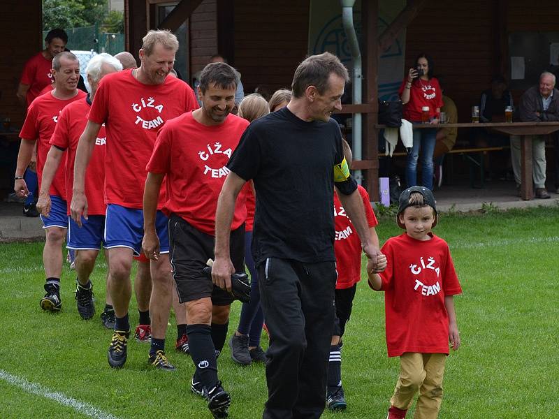 Fotbalová exhibice: Číža team (červené dresy) - Křemže 10:10 (2:4), na penalty 5:4.