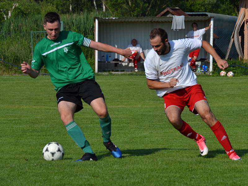 OP muži - 22. kolo: Sokol Křemže (bílé dresy) - Dynamo Vyšší Brod 5:1 (1:0).