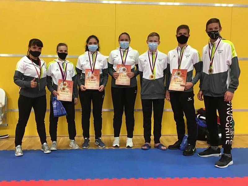 Velmi úspěšně si vedli členové SK Karate Český Krumlov v úvodním kole Národního poháru v Olomouci, odkud přivezli celou řadu medailí.