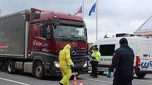 Na Dolním Dvořišti od pondělního rána kontrolují pracovníci Celní správy ve spolupráci s hasiči a policií řidiče i cestující.