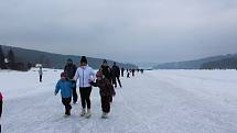 Tisíce lidí dorazily o víkendu zabruslit si na Lipno.