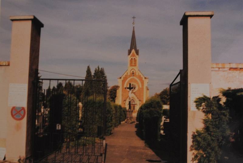 Český Krumlov v roce 1995. Vstupní brána a hlavní cesta na hřbitově.