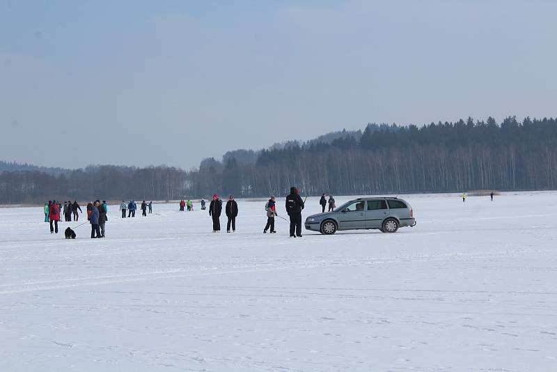 O víkendu v Horní Plané jezdilo přes zamrzlé Lipno jednou auto za druhým.