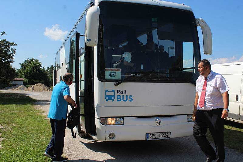 Pravděpodobně přehlédnutí výstražného světelného znamení bylo důvodem nehody osobního automobilu a osobního vlaku na železničním přejezdu v Holubově.