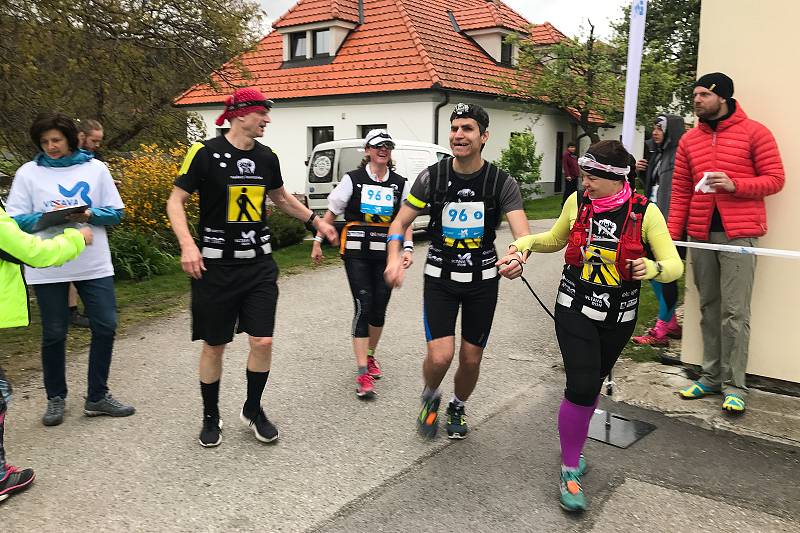 Závod Vltava Run 2019 na předávce štafety ve Věžovaté Pláni.