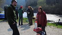 Do Kempu Krumlov U Trojice se sjeli nadšenci z celé republiky, aby vyrazili na společnou plavbu po čerstvě odemčené Vltavě.