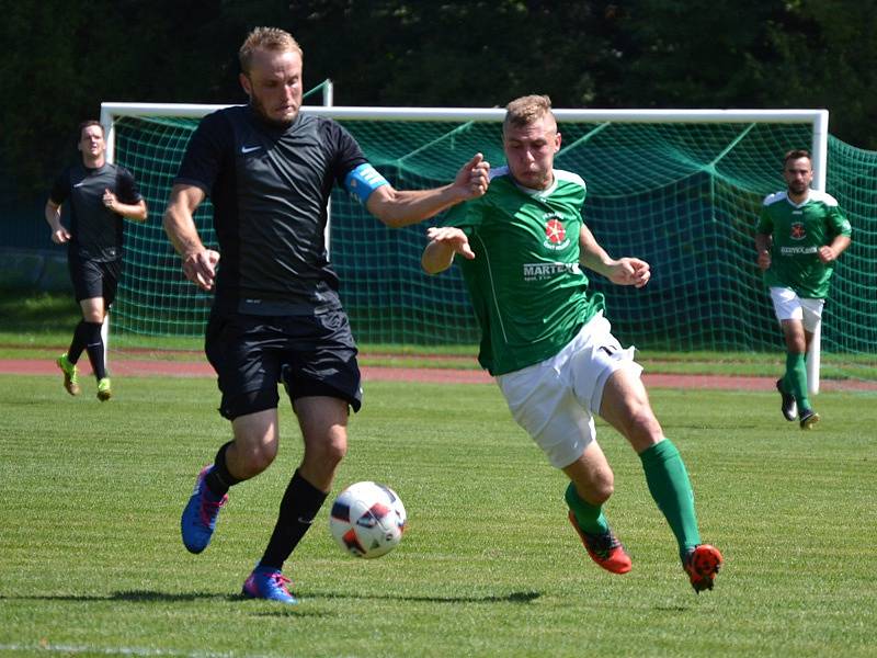 Fotbalová příprava: FK Slavoj Český Krumlov (zelené dresy) - TJ Olešník 1:2 (0:1).