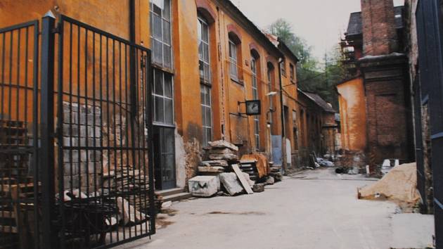 Český Krumlov v roce 1999. Vstup do bývalého objektu prádelny a čistírny v Hradební ulici.