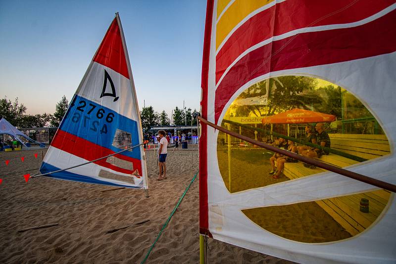 Nejbarevnější akci léta má za sebou písečná pláž Windy Point v Černé v Pošumaví na Lipně.