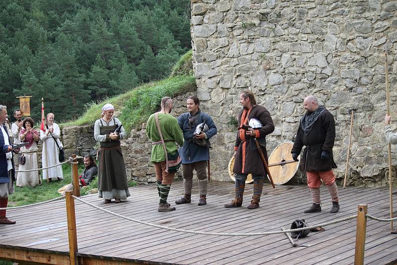 Bitevní souboje sledovali v sobotu návštěvníci hradu Pořešín. Foto: Václav Krametbauer