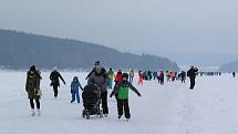 Tisíce lidí dorazily o víkendu zabruslit si na Lipno.