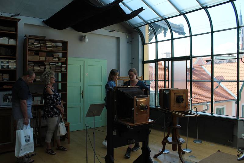 Museum Fotoateliér Seidel slaví deset let od svého otevření. Na Dni otevřených dveří si kromě prohlídky muzea a zahrady hosté zkusili i techniku zvanou kyanotypie.