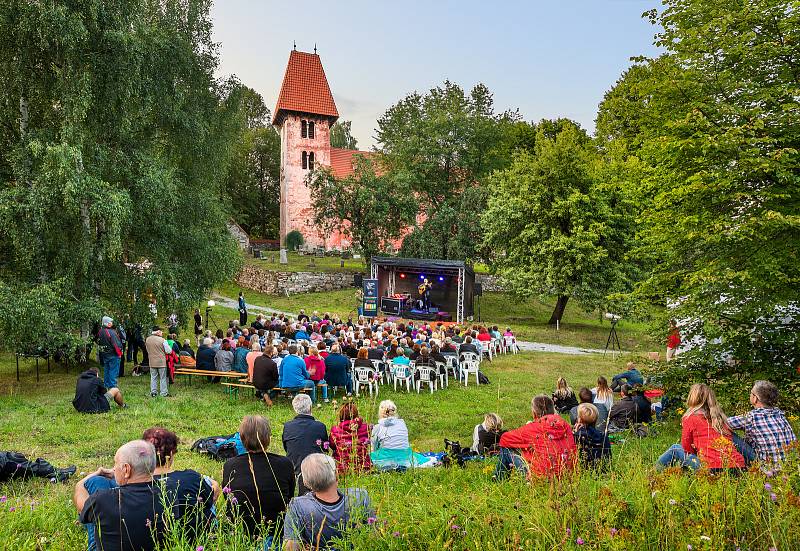 Koncert Petra Samšuka před boletickým kostelem.