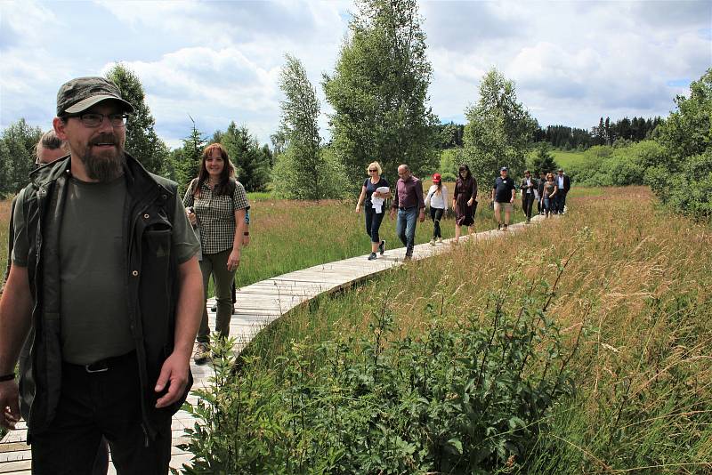 Vojenské lesy a statky ve čtvrtek slavnostně otevřely novou naučnou stezku a návštěvnické centrum Olšina.