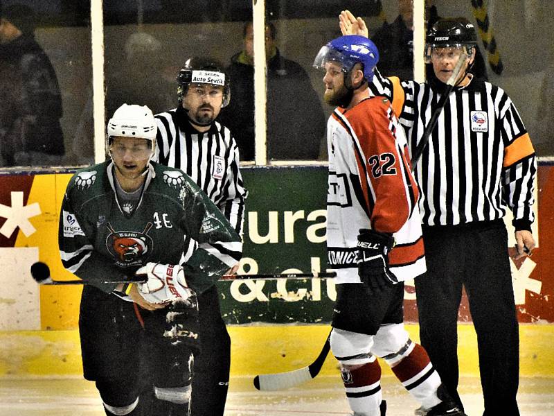 Krajská liga – 26. kolo: HC Strakonice (bíločervené dresy) – HC Slavoj Český Krumlov 4:6 (1:0, 2:5, 1:1).