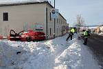 Osobní auto narazilo ve čtvrtek 7. února ráno do domu v Černé v Pošumaví.