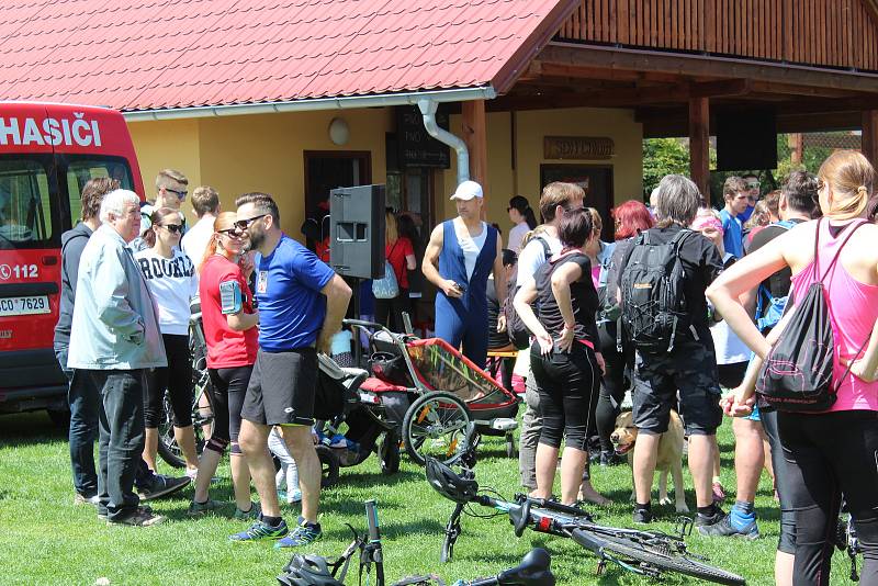 V sobotu 18. května se do Chlumu sjelo na dvě lidí na ChluChlu, prestižní recesistický závod s charitativním posláním, aby podpořili Báru Šebelkovou.