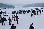 Tisíce lidí dorazily o víkendu zabruslit si na Lipno.