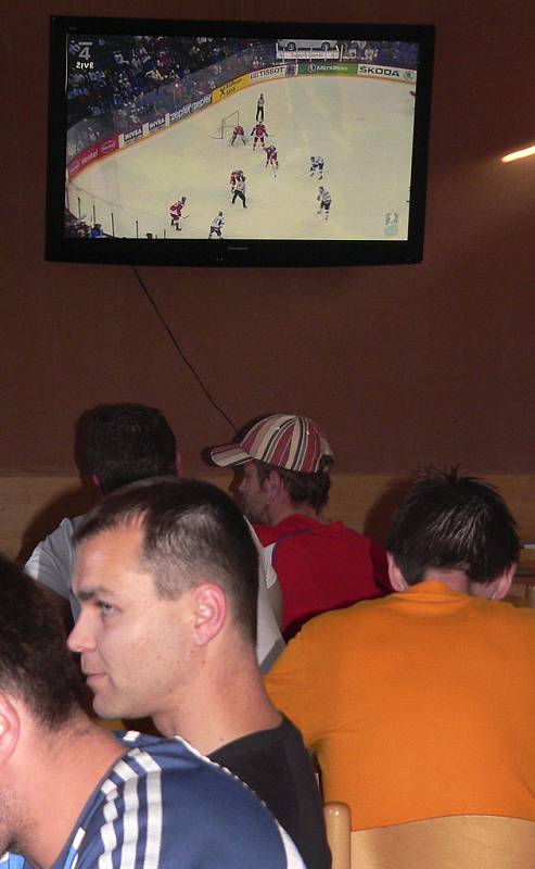 SLedování sobotního hokeje ve velešínské restauraci.