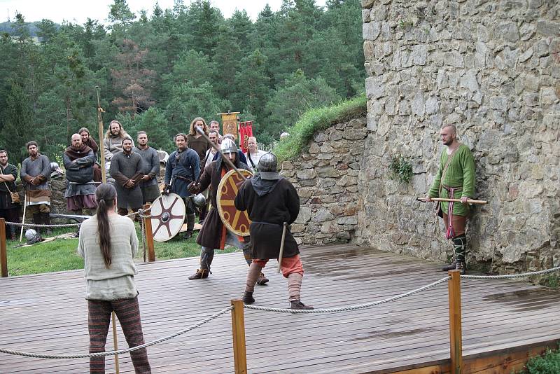 Bitevní souboje sledovali v sobotu návštěvníci hradu Pořešín. Foto: Václav Krametbauer