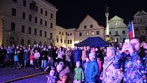 Občané Českého Krumlova na náměstí Svornosti oslavili 30 let po sametu, společně s kapelou Chlapi v sobě.