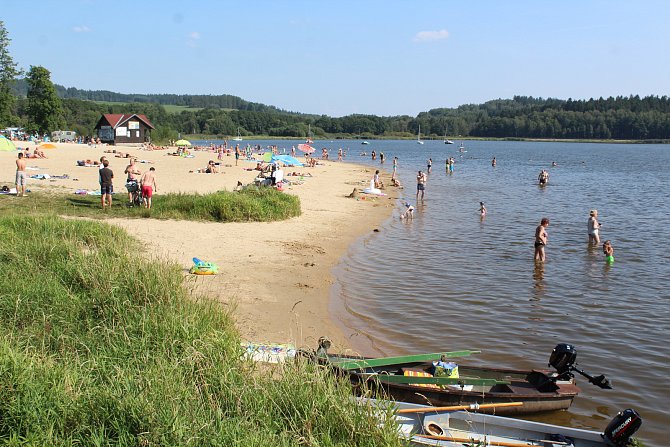 Pláž v Horní Plané 31. srpna 2019. Na Lipensku odpoledne vystoupaly k 28 stupňům Celsia.