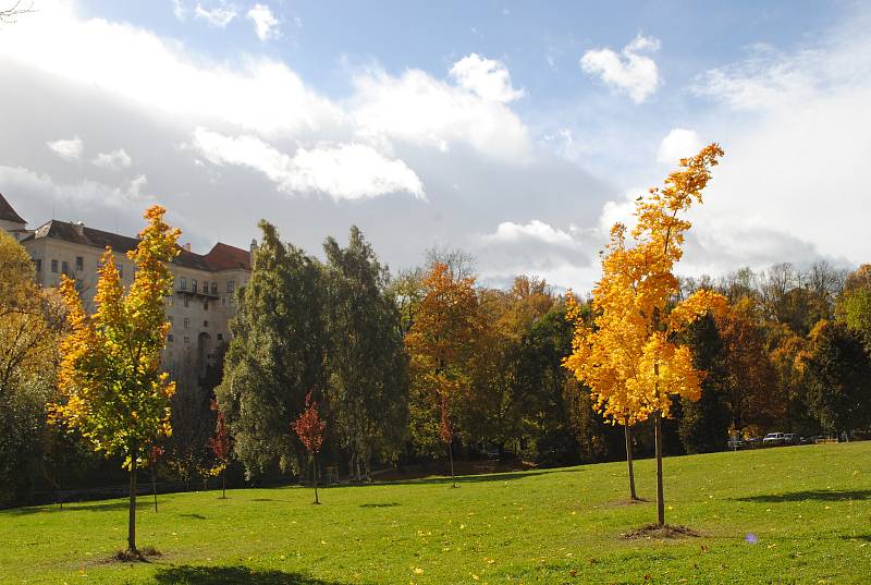Český Krumlov se oblékl do podzimního.