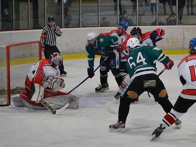 2. finále: HC Slavoj Český Krumlov (zelené dresy) - HC Strakonice 7:3 (0:1, 4:1, 3:1).