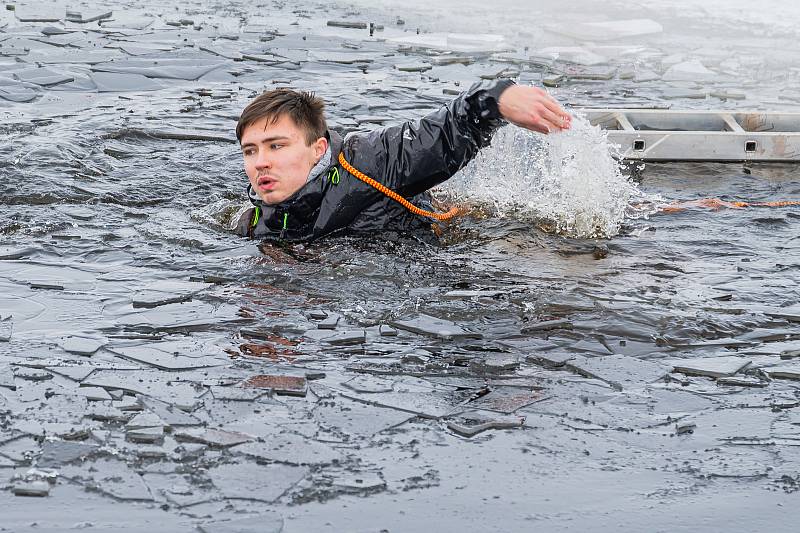 Studenti Jihočeské univerzity České Budějovice absolvovali v Dolní Vltavici kurz záchrany tonoucího z ledu.