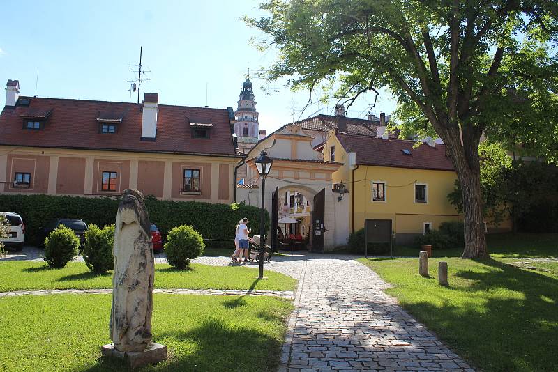 Českokrumlovské kláštery naplno otevřely. Korunou expozic  je výstava Svět fantazie s ilustracemi českokrumlovského výtvarníka Jindry Čapka.