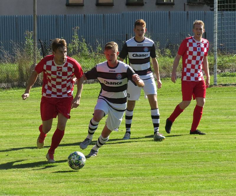 Fotbalisté Velešína (v červeném) podlehli v derby I.A třídy Kaplici 0:2.