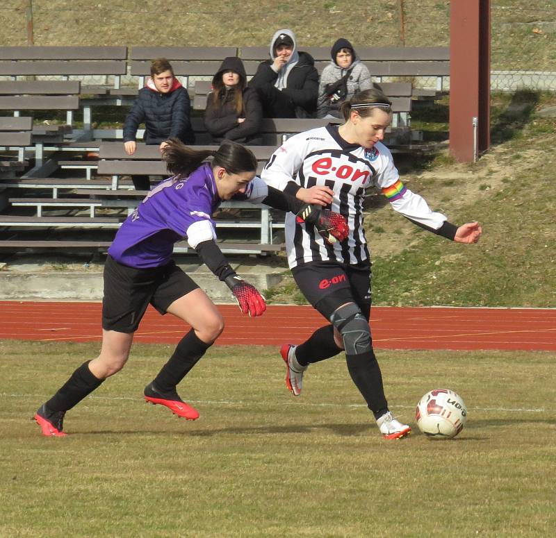 Kaplické fotbalistky (v černožlutých dresech) v Borovanech podlehly poslednímu týmu divize 1:2.