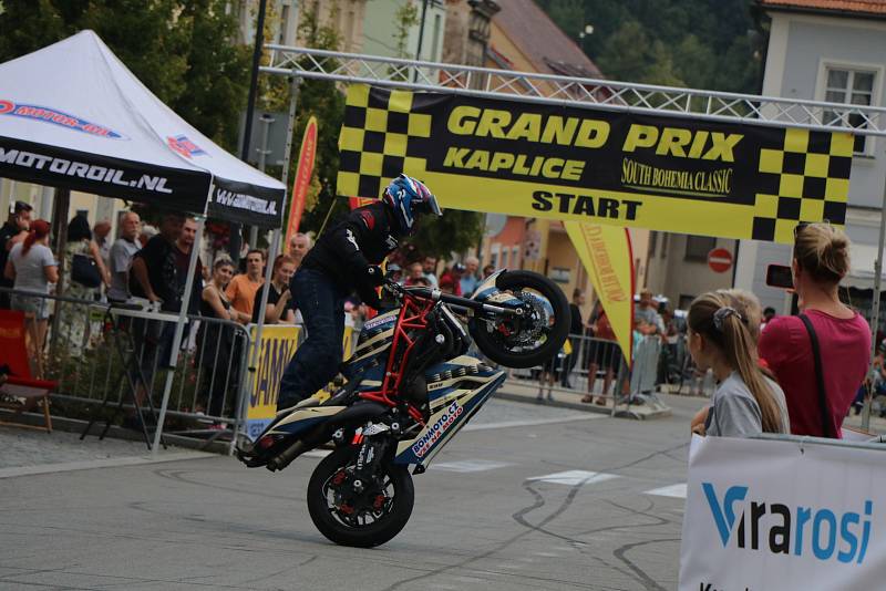 Grand Prix Kaplice otevřel motocyklový kaskadér Martin Krátký který předvedl své mistrovství v sedle Yamahy a MZ.