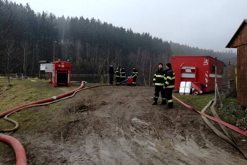 Krumlovští hasiči poprvé naostro nasadili čerpací jednotku, požár štěpky v Horní Cerekvi se hasil přes týden.