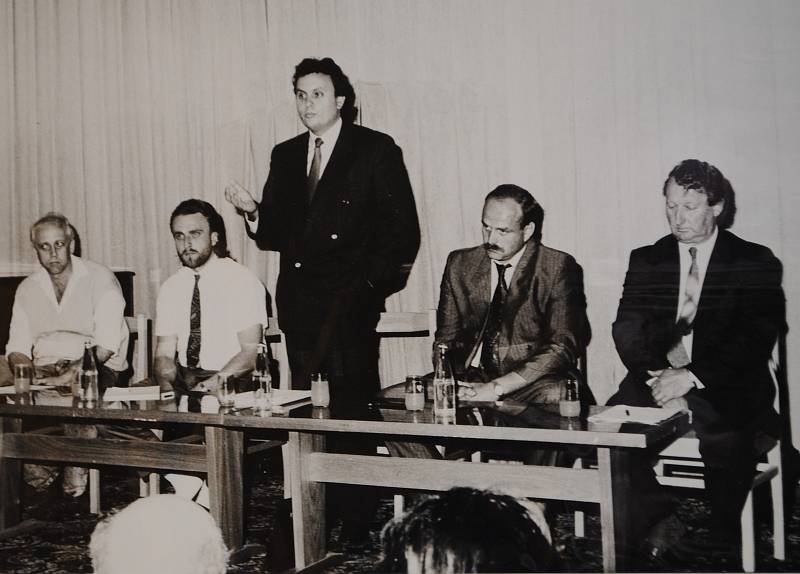 Beseda s ministrem hospodářství Dlouhým v muzeu 4. 9. 1991.