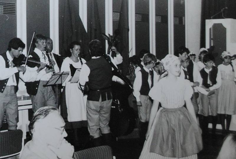 Předvolební schůze v jízdárně, květen 1981.
