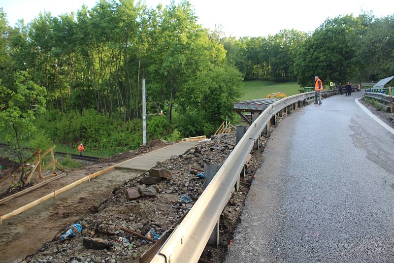 Na předpolí mostu v Netřebicích na hlavním tahu na hranice s Rakouskem se utrhla krajnice nad prudkým svahem nad zahradou.