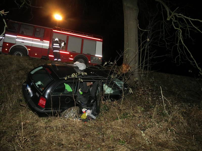 Tragická dopravní nehoda se stala nedaleko obce Brloh na Českokrumlovsku v pátek 22. listopadu 2019 večer. Nehodou se zabývají českokrumlovští dopravní policisté.